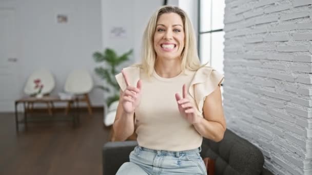 Młoda Blondynka Biznes Pracownik Robi Kciuki Górę Gest Uśmiechając Się — Wideo stockowe