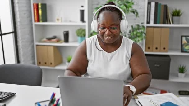 Hora Celebrar Señora Jefa Afroamericana Con Trenzas Gafas Mece Escritorio — Vídeos de Stock
