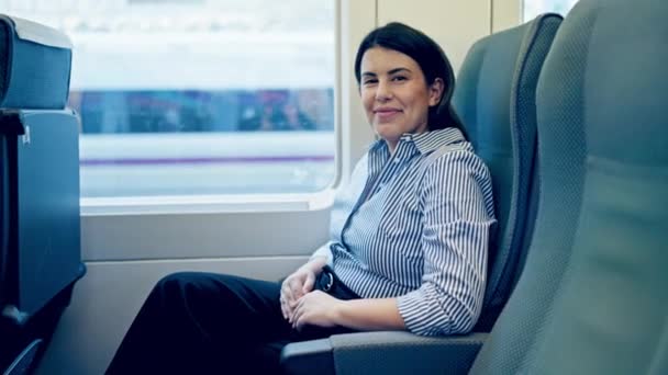 Jovem Bela Mulher Hispânica Sorrindo Feliz Sentado Dentro Vagão Trem — Vídeo de Stock
