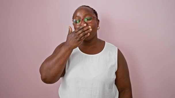 Självsäker Storlek Afrikansk Amerikansk Kvinna Glatt Dansa Med Ett Glatt — Stockvideo