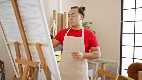 Красивый Молодой Китаец Уверенный Себе Художник Рисующий Помещении Погруженный Творчество — стоковое видео