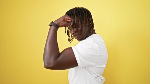 Afrikansk Amerikansk Man Ler Säker Gör Stark Gest Med Arm — Stockvideo