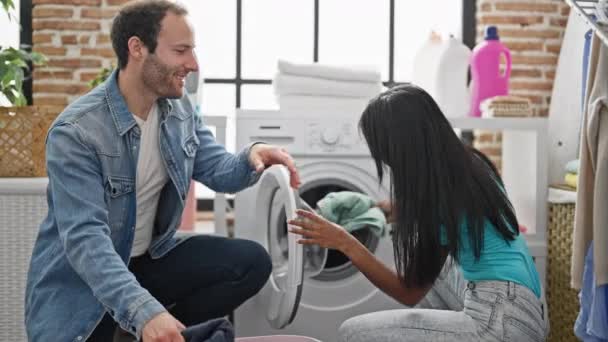 Çamaşır Odasında Kendine Güvenen Güzel Bir Çift Çamaşır Yıkıyor — Stok video