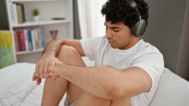 Mladý Latinský Muž Poslouchající Hudbu Uvolněný Posteli Ložnici — Stock video
