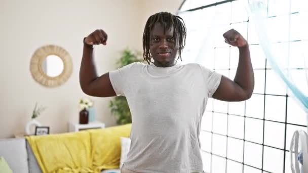 Afrikalı Amerikalı Adam Güçlü Bir Jest Yapıyor Kolları Evde Gülümsüyor — Stok video