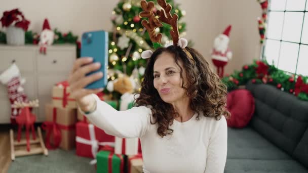 Mulher Hispânica Meia Idade Fazer Selfie Por Smartphone Sentado Chão — Vídeo de Stock