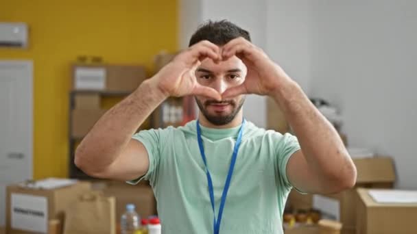 Joven Árabe Voluntario Haciendo Gesto Corazón Sonriendo Centro Caridad — Vídeo de stock