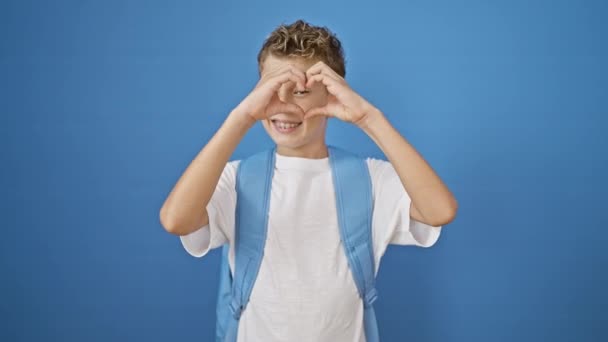 Roztomilý Blonďatý Chlapec Sebevědomě Usmívající Utváří Gesto Srdce Rukama Stojí — Stock video