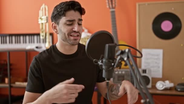 Musisi Muda Hispanik Tersenyum Lagu Bernyanyi Percaya Diri Studio Musik — Stok Video