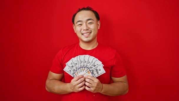 Joven Hombre Chino Confiado Reluciente Felicidad Casualmente Sosteniendo Montón Dólares — Vídeo de stock