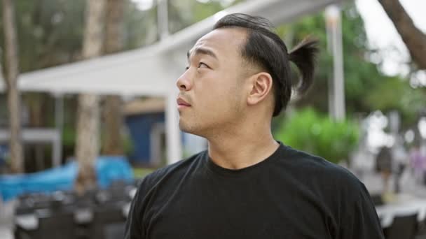 Glücklicher Selbstbewusster Junger Chinese Mit Zopf Frisur Der Nach Oben — Stockvideo