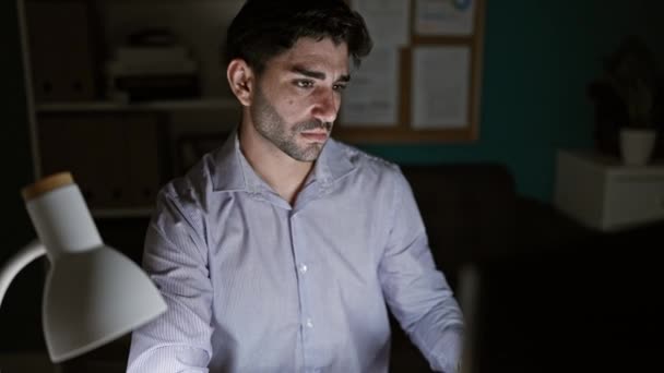 Νέοι Ισπανοί Εργαζόμενοι Επιχειρήσεων Χρησιμοποιώντας Υπολογιστή Που Εργάζονται Στο Γραφείο — Αρχείο Βίντεο