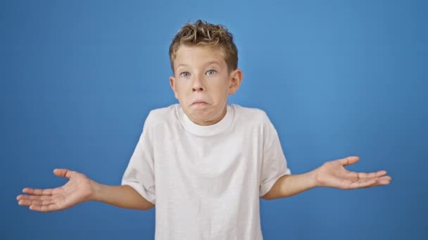 Aptal Sarışın Çocuk Tapılası Bir Ifadeyle Izole Edilmiş Mavi Arka — Stok video