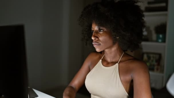 Африканська Американська Жінка Бізнесмен Використовуючи Комп Ютер Підкреслений Офісі — стокове відео
