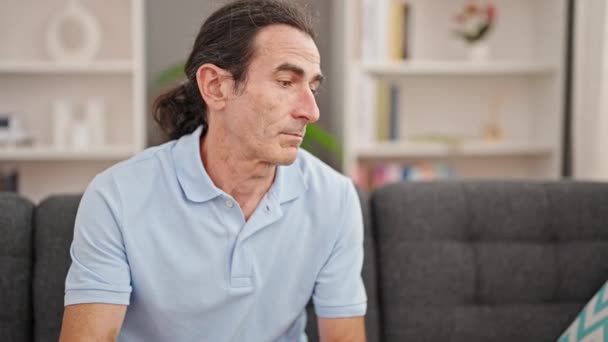 Чоловік Середнього Віку Сидить Дивані Розмовляючи Вдома — стокове відео