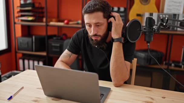 Genç Spanyol Müzisyen Müzik Stüdyosunda Dizüstü Bilgisayar Kullanarak Müzik Dinliyor — Stok video
