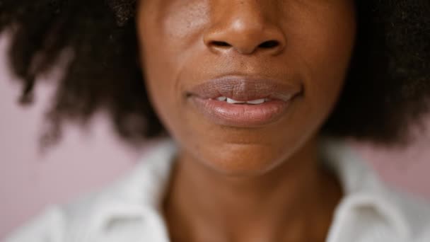 Afro Americana Mujer Primer Plano Sonrisa Sobre Aislado Rosa Fondo — Vídeo de stock