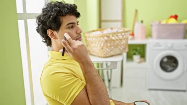 Genç Latin Adam Akıllı Telefondan Sesli Mesaj Dinliyor Çamaşır Odasında — Stok video