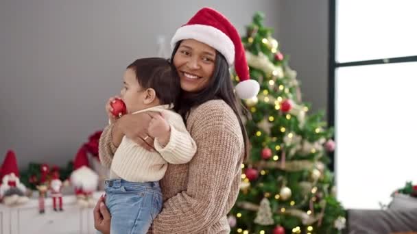 カップルと息子は自宅でクリスマスツリーで立って抱き合う — ストック動画