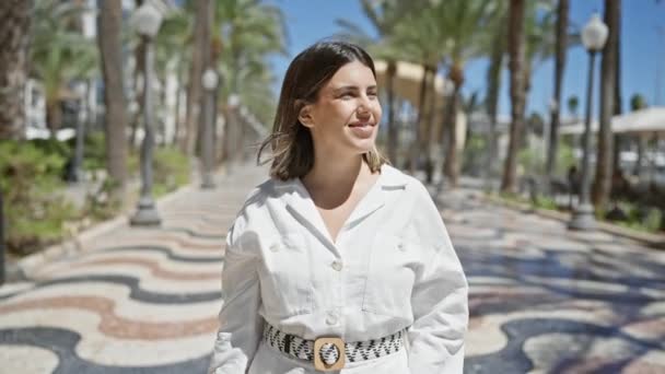 Jonge Mooie Spaanse Vrouw Staat Glimlachen Promenade Van Stad — Stockvideo