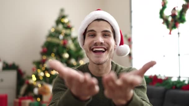 Joven Hombre Hispano Sentado Sofá Por Árbol Navidad Besándose Casa — Vídeos de Stock