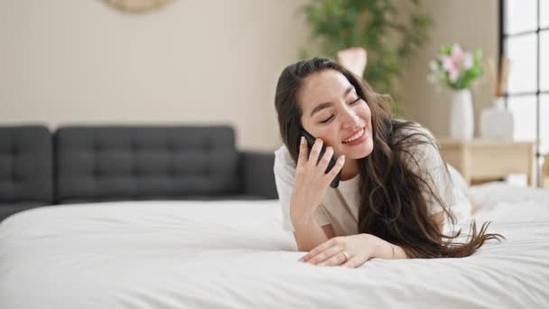 Joven Mujer Hispana Hermosa Hablando Teléfono Inteligente Acostado Cama Sonriendo — Vídeos de Stock