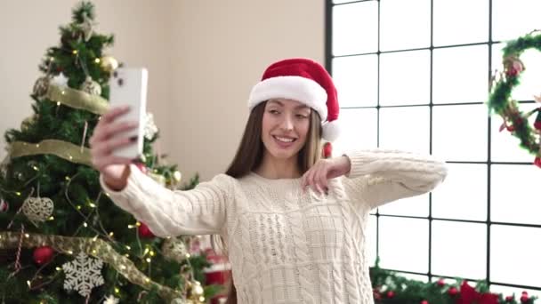 Joven Mujer Hispana Hermosa Pie Junto Árbol Navidad Teniendo Video — Vídeos de Stock