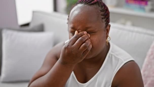Εξαντλημένη Αφροαμερικανή Γυναίκα Στο Άνετο Σπίτι Της Κάθεται Και Χαλαρώνει — Αρχείο Βίντεο