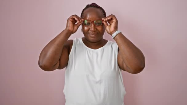 Χαρούμενη Αφροαμερικανή Γυναίκα Που Στέκεται Χαλαρή Αυτοπεποίθηση Χαμόγελο Και Σταυρωμένα — Αρχείο Βίντεο
