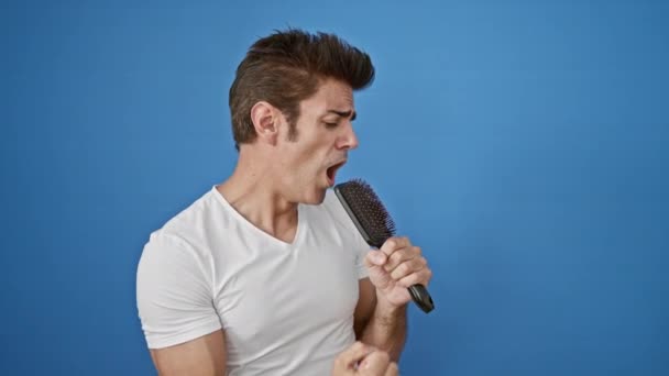 Genç Spanyol Bir Adam Mikrofon Olarak Fırçayı Kullanarak Şarkı Söylüyor — Stok video