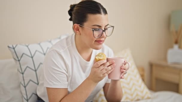 Joven Mujer Hispana Hermosa Bebiendo Taza Café Sentado Cama Dormitorio — Vídeos de Stock