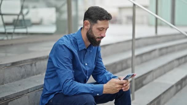 Jovem Hispânico Homem Trabalhador Negócios Usando Smartphone Olhando Relógio Rua — Vídeo de Stock