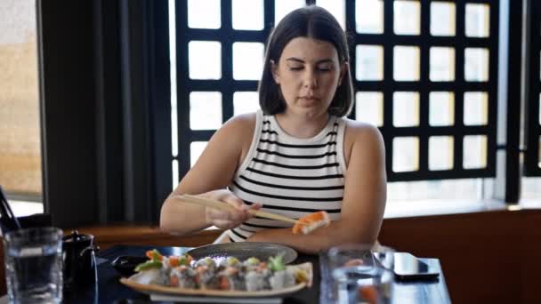 年轻美丽的惊慌失措的女人在餐馆吃寿司 — 图库视频影像