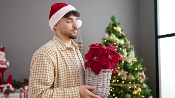 Mladý Arabský Muž Drží Rostlina Stojící Vánočního Stromku Doma — Stock video
