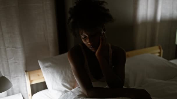 Afro Amerikalı Kadın Yatakta Oturuyor Yatak Odasında Boyun Ağrısı Çekiyor — Stok video