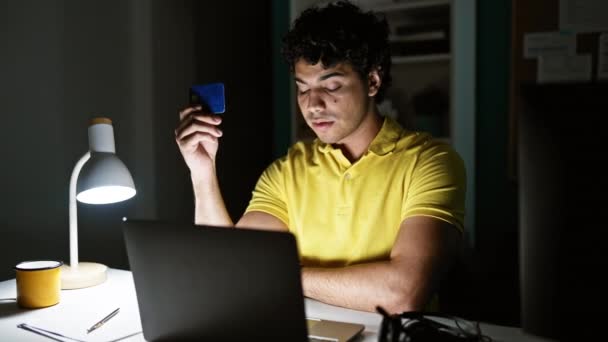 Jovem Latino Homem Empresário Compras Com Laptop Cartão Crédito Escritório — Vídeo de Stock
