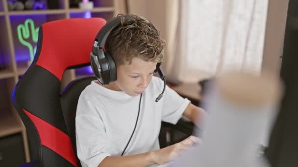 Αξιολάτρευτο Ξανθό Αγόρι Streamer Υπερκόπωση Και Άγχος Streaming Gaming Αμυδρά — Αρχείο Βίντεο