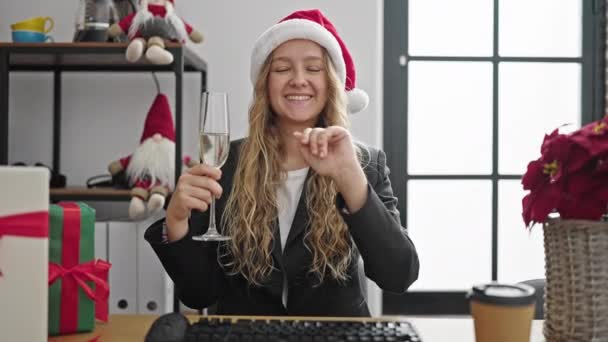 Tinere Blonda Femeie Care Lucrează Afaceri Având Apel Video Sărbătorind — Videoclip de stoc