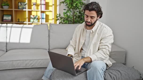Młody Hiszpan Korzystający Laptopa Siedzący Kanapie Cierpiący Ból Brzucha Domu — Wideo stockowe
