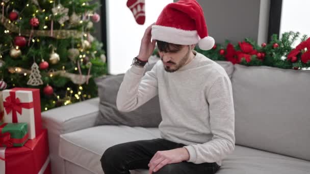 Joven Hispano Sufriendo Dolor Estómago Sentado Junto Árbol Navidad Casa — Vídeo de stock
