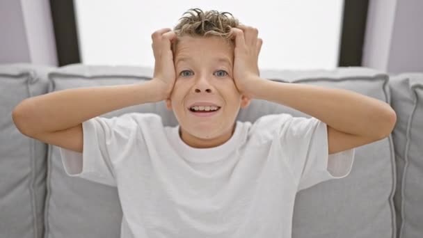 Sevimli Sarışın Çocuk Evdeki Kanepede Çaresizce Oturuyor Stres Hayal Kırıklığından — Stok video