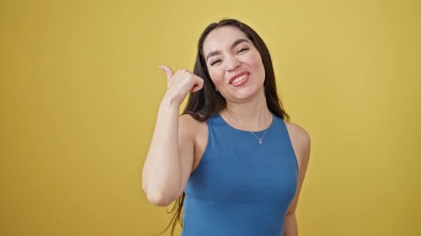 Ung Vacker Latinamerikansk Kvinna Ler Säker Gör Telefon Gest Med — Stockvideo