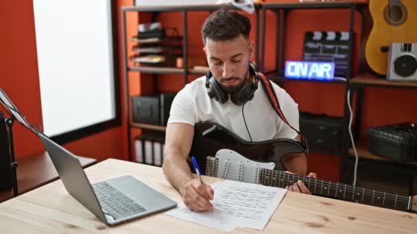Ung Arabisk Man Musiker Spelar Elektrisk Gitarr Komponera Låt Musik — Stockvideo