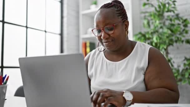 Συγκεντρωμένη Αφροαμερικάνα Εργαζόμενη Που Αριστεύει Στις Επιχειρήσεις Εργάζεται Επιμελώς Στο — Αρχείο Βίντεο