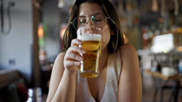 Молодая Красивая Латиноамериканка Пьет Пиво Ресторане — стоковое видео
