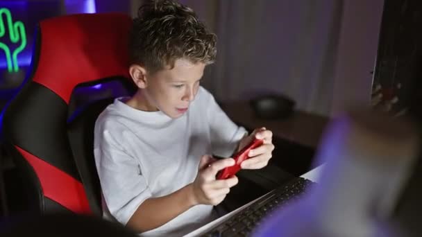 Χαριτωμένο Ξανθό Αγόρι Streamer Αυτοπεποίθηση Γιορτάζει Μια Νικηφόρα Χειρονομία Παίζοντας — Αρχείο Βίντεο