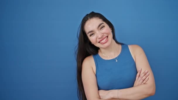 Joven Mujer Hispana Hermosa Pie Con Los Brazos Cruzados Gesto — Vídeos de Stock