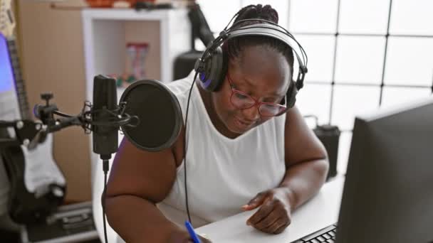 Lächelnde Afroamerikanerin Selbstbewusste Musikerin Die Einem Musikstudio Einen Gefühlvollen Song — Stockvideo