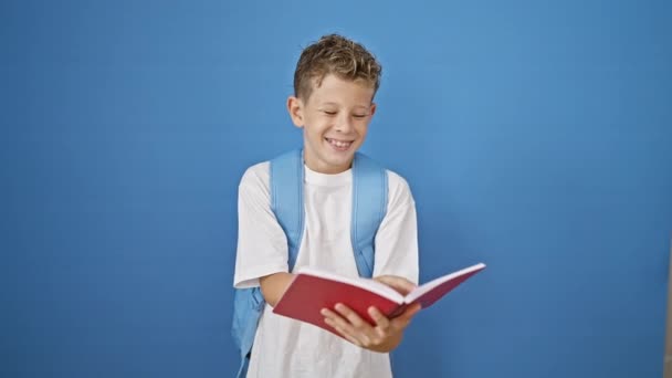 Αξιολάτρευτο Μικρό Ξανθό Αγόρι Φοιτητής Χαμογελά Αυτοπεποίθηση Χαρούμενη Ανάγνωση Ενός — Αρχείο Βίντεο