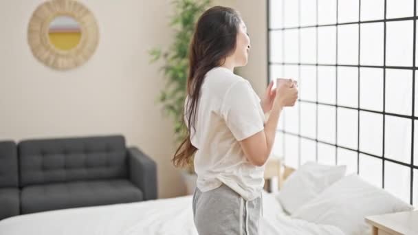 年轻美丽的惊慌失措的女人在卧室里喝咖啡 — 图库视频影像